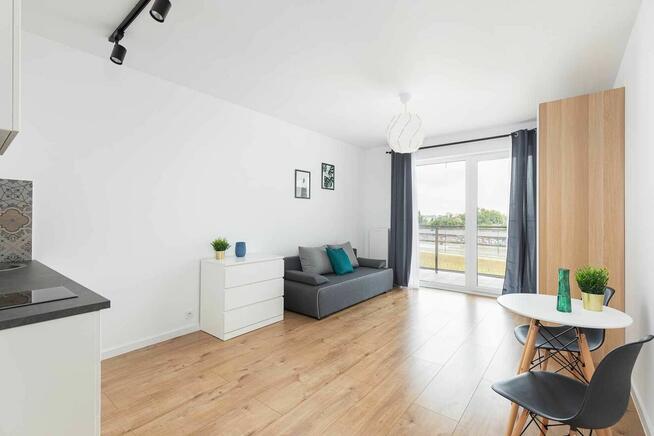 Kawalerka w Pięknym Apartamentowcu obok Dw. Fabryczna