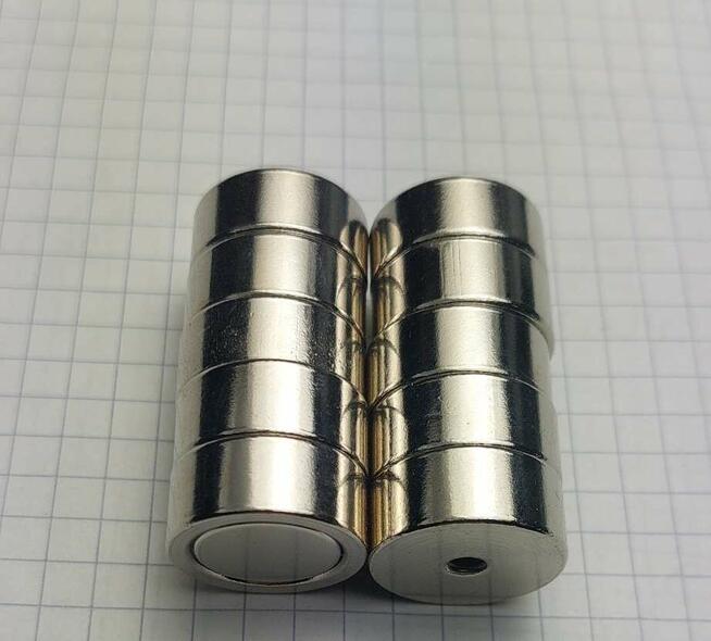 Uchwyt magnetyczny neodymowy UM 19x8 M4 magnes