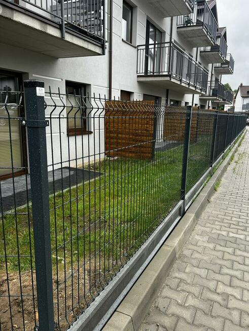 Panele ogrodzeniowe 123cm fi4 z podmurówką betonową KOMPLET