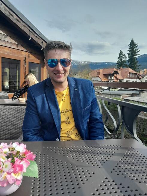 Bardzo szczupłą dziewczynę z wyraźną niedowagą