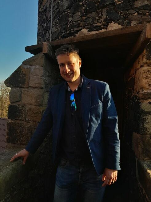 Bardzo szczupłą dziewczynę z wyraźną niedowagą