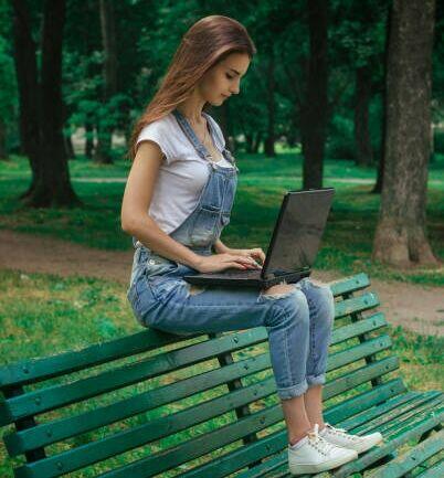 Nie gap się w laptopa. Rusz swoje cztery litery i przyjdź.
