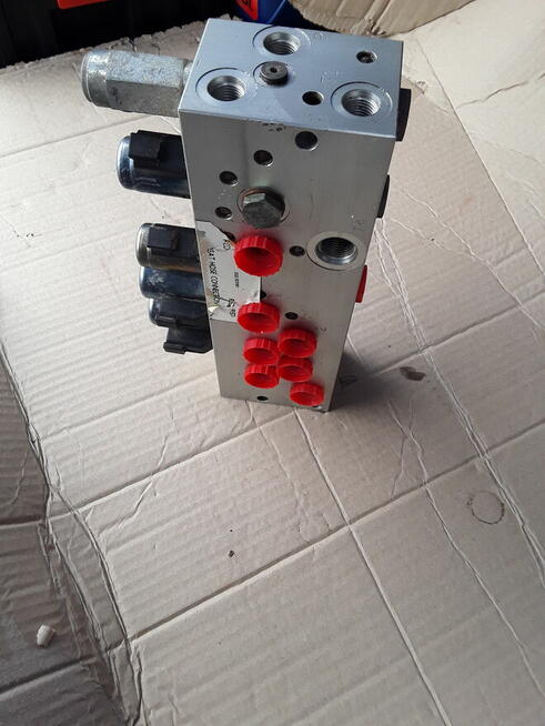 ROZDZIELACZ HYDRAULICZNY 3xJCB