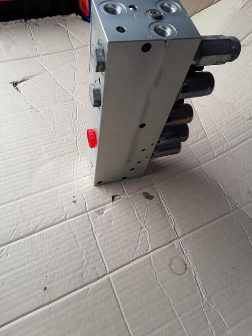 ROZDZIELACZ HYDRAULICZNY 3xJCB