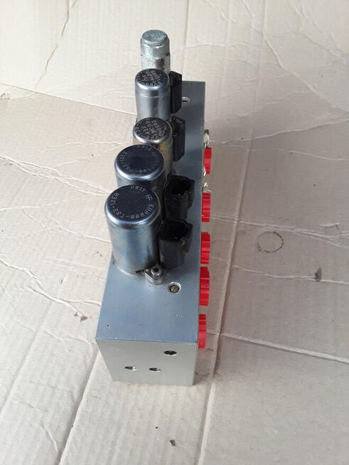 ROZDZIELACZ HYDRAULICZNY 3xJCB