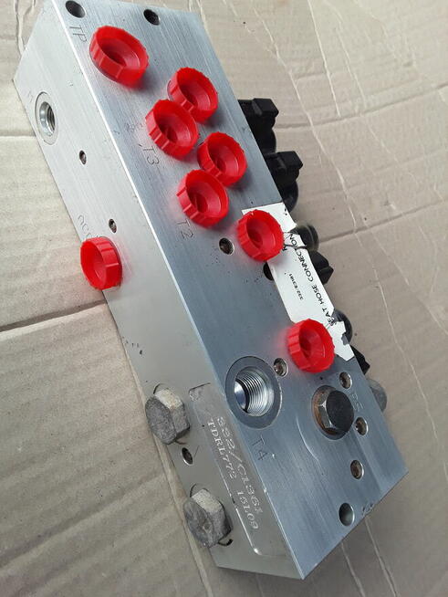 ROZDZIELACZ HYDRAULICZNY 4xJCB