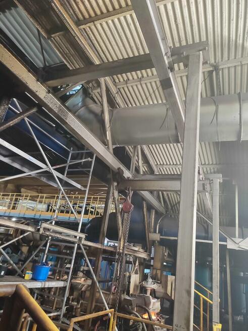 Alpinista przemysłowy z ekipą, podejmie się każdego wyzwania