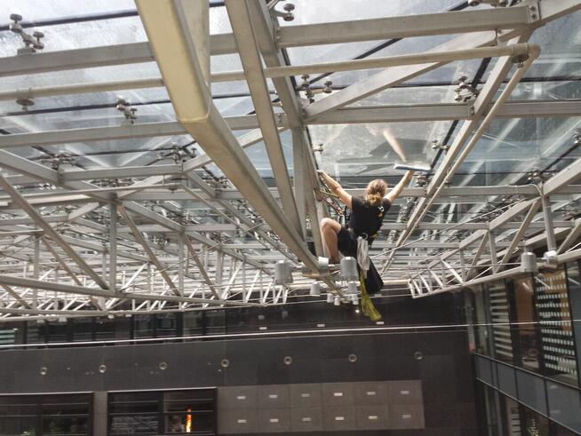 Alpinista przemysłowy z ekipą, podejmie się każdego wyzwania