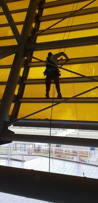 Alpinista przemysłowy z ekipą, podejmie się każdego wyzwania