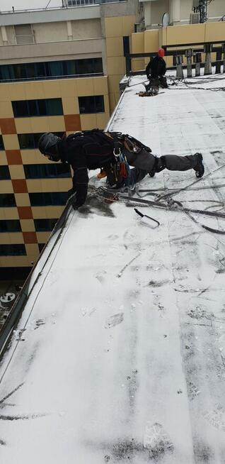 Alpinista przemysłowy z ekipą, podejmie się każdego wyzwania