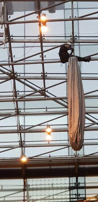 Alpinista przemysłowy z ekipą, podejmie się każdego wyzwania