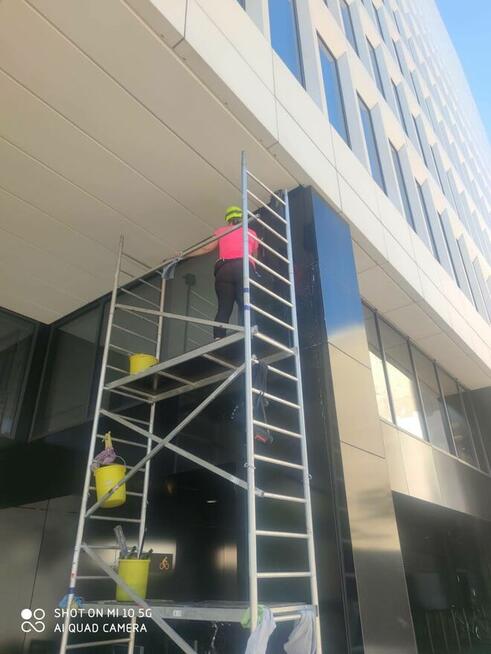 Alpinista przemysłowy z ekipą, podejmie się każdego wyzwania