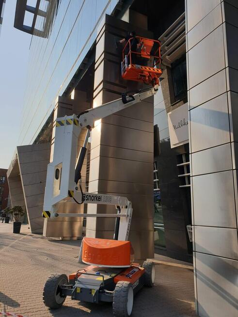 Alpinista przemysłowy z ekipą, podejmie się każdego wyzwania