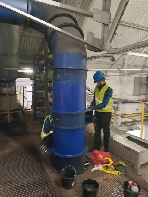 Alpinista przemysłowy z ekipą, podejmie się każdego wyzwania