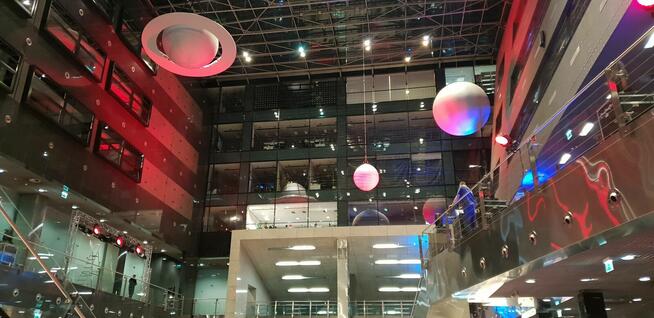 Alpinista przemysłowy z ekipą, podejmie się każdego wyzwania