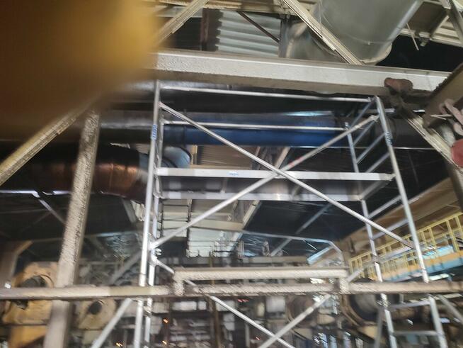 Alpinista przemysłowy z ekipą, podejmie się każdego wyzwania