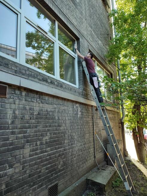 Alpinista przemysłowy z ekipą, podejmie się każdego wyzwania