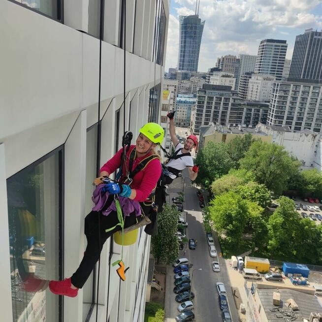 Alpinista przemysłowy z ekipą, podejmie się każdego wyzwania