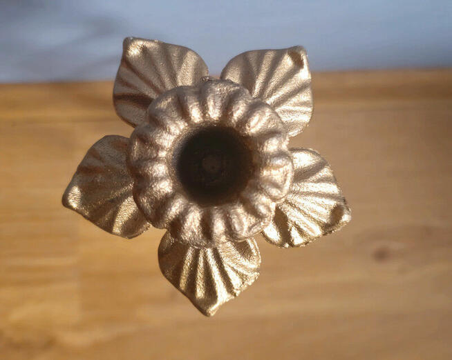 Ozdobny świecznik metalowy