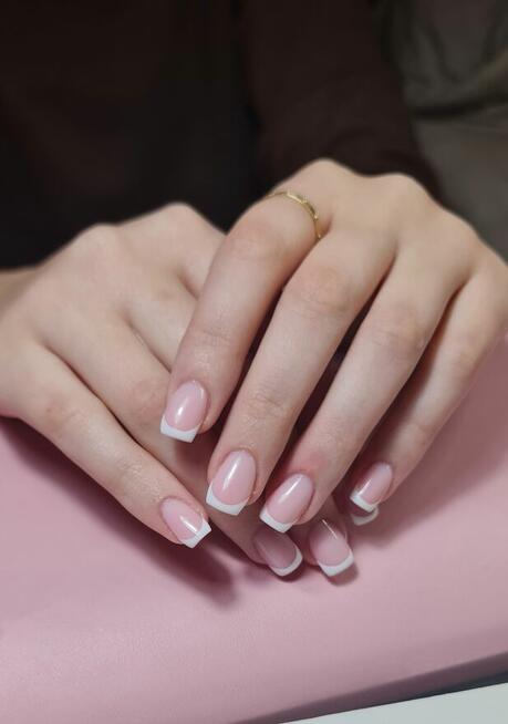 Manicure hybrydowy, uzupełnienie/wzmocnienie żelowe Zaprasza