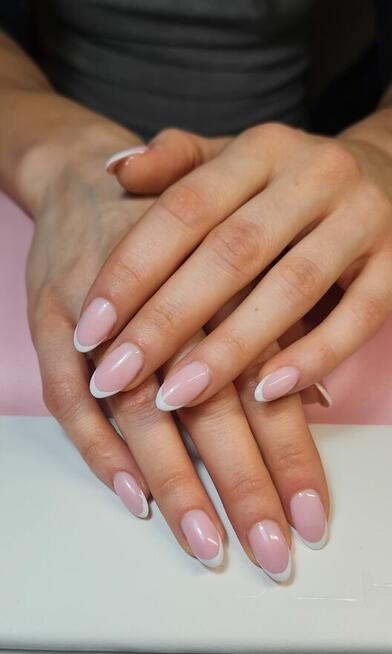 Manicure hybrydowy, uzupełnienie/wzmocnienie żelowe Zaprasza