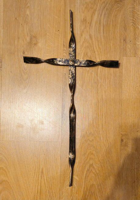 Ozdobny krzyż z metalu