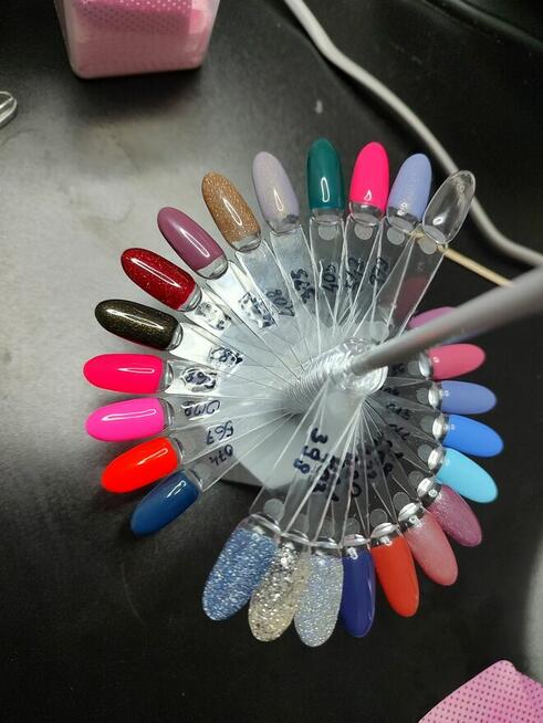 Manicure hybrydowy henna rzęs regulacja brwi