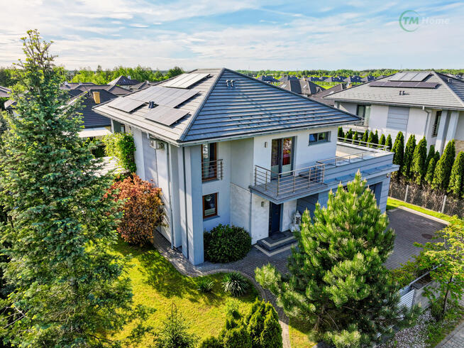 Dom z basenem wykończony w wysokim standardzie