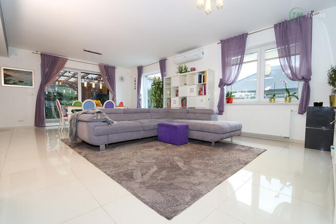 Dom z basenem wykończony w wysokim standardzie