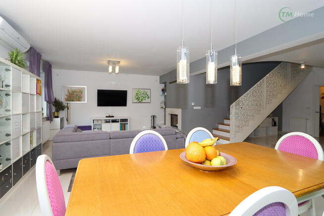 Dom z basenem wykończony w wysokim standardzie