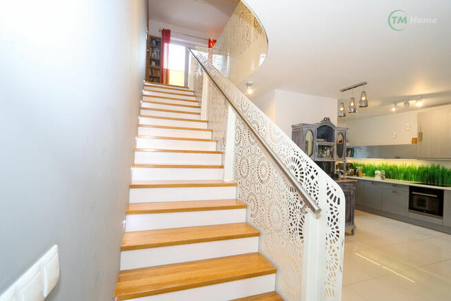 Dom z basenem wykończony w wysokim standardzie