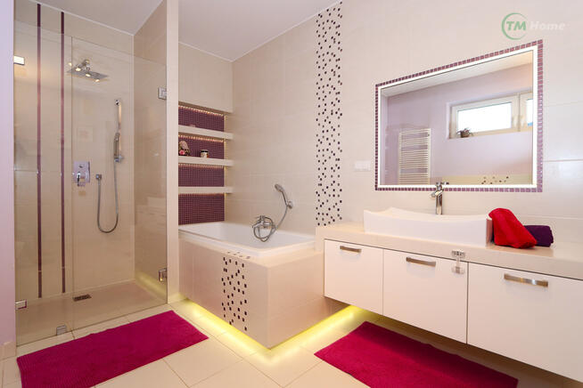 Dom z basenem wykończony w wysokim standardzie