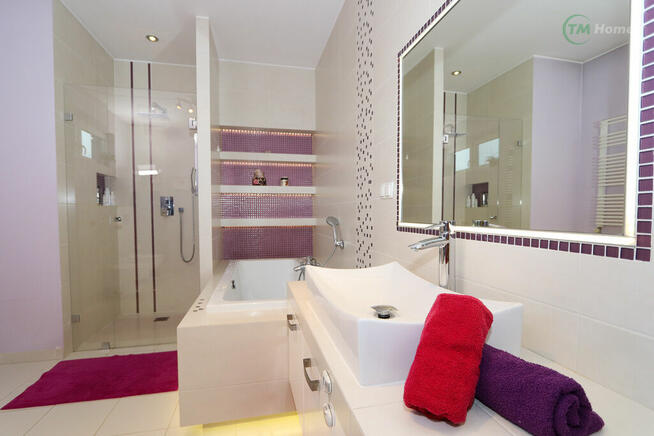 Dom z basenem wykończony w wysokim standardzie