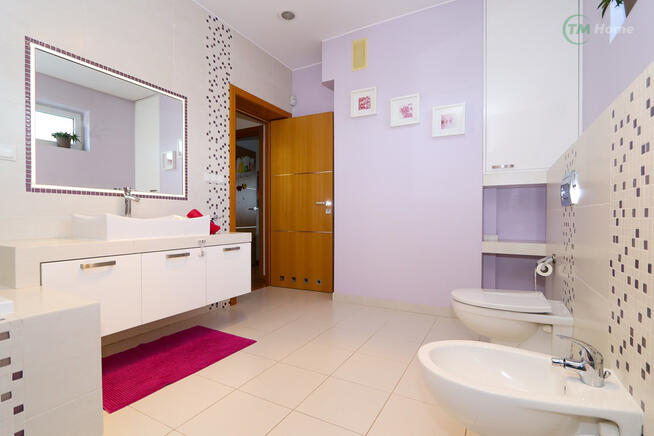 Dom z basenem wykończony w wysokim standardzie