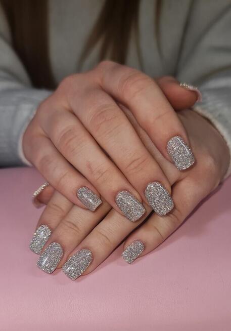 Manicure hybrydowy, uzupełnienie/wzmocnienie żelowe Zaprasza