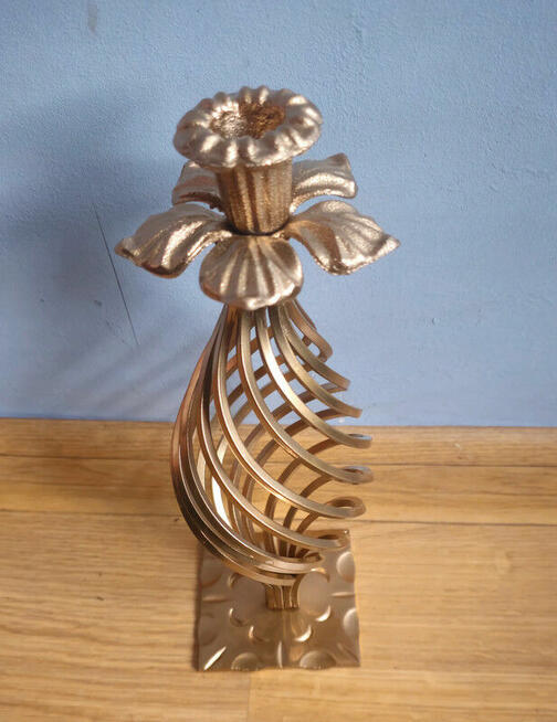 Ozdobny świecznik metalowy