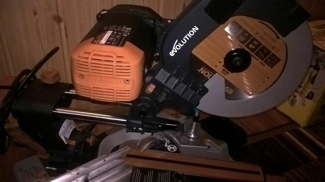 Piła tarczowa ukosowa Evolution 2000W posuw