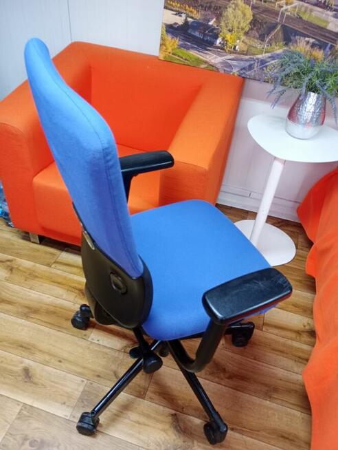 Fotel biurowy obrotowy Steelcase LetsB niebieski fotele