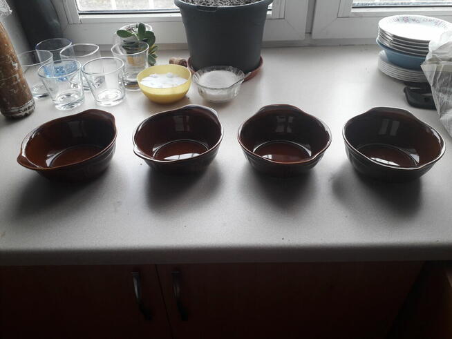 Zestaw miseczek różnych kolorów