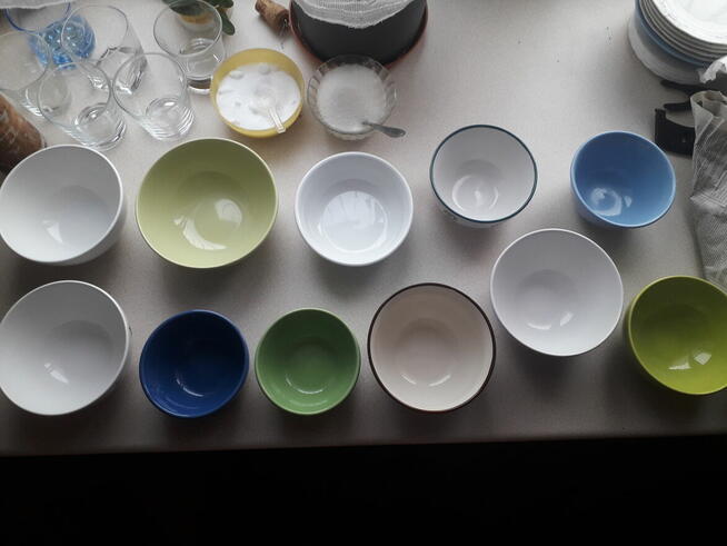 Zestaw miseczek różnych kolorów