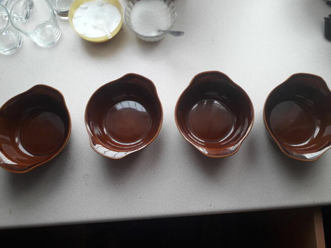 Zestaw miseczek różnych kolorów