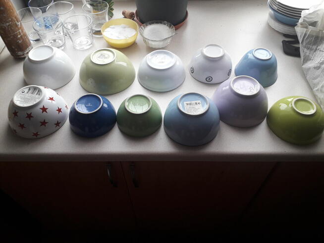 Zestaw miseczek różnych kolorów