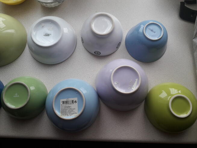 Zestaw miseczek różnych kolorów