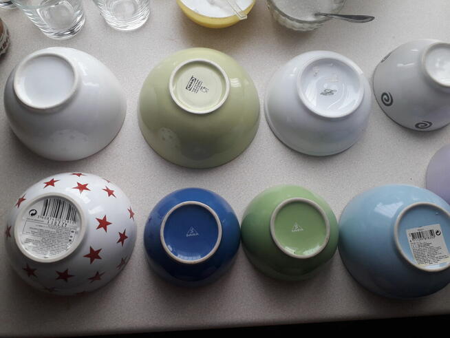 Zestaw miseczek różnych kolorów