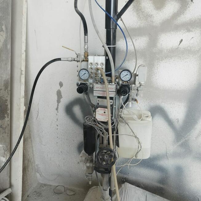 Aplikator do natrysku żywicy poliestrowej z rowingiem