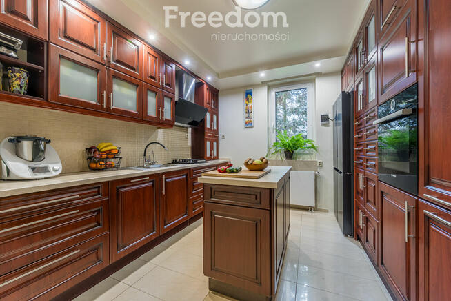 Przestrzeń dla Dwóch Rodzin w Idealnym Otoczeniu