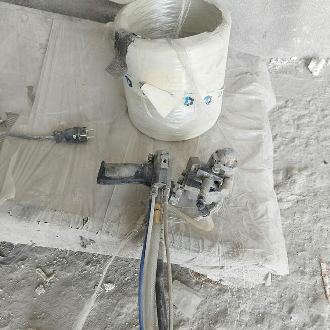 Aplikator do natrysku żywicy poliestrowej z rowingiem