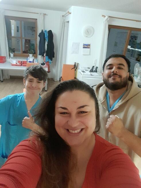 Opiekunka/terapeuta zaopiekuje sie podopiecznym.