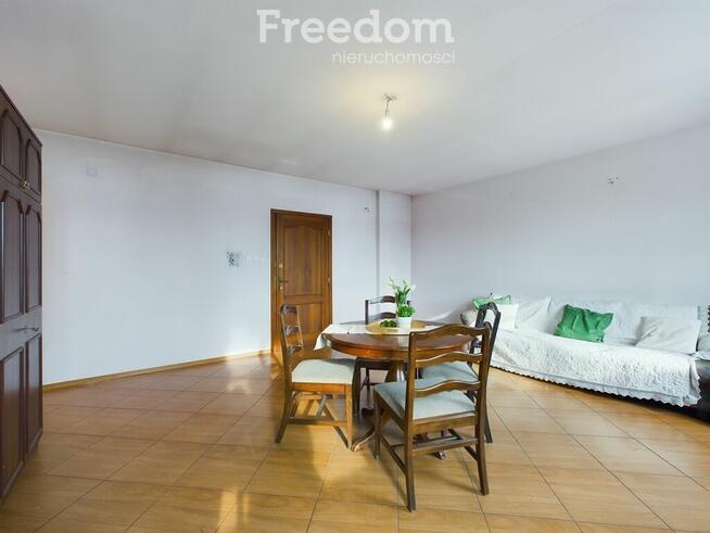 Dwa duże mieszkania i cztery lokale usługowe!