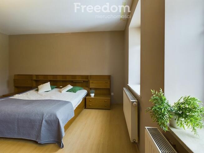 Dwa duże mieszkania i cztery lokale usługowe!